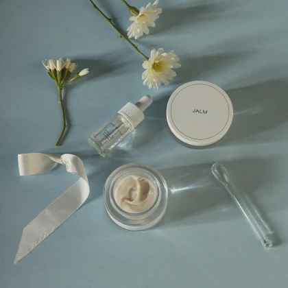 Produtos de beleza fotografados de cima